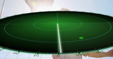 Radar ekranında yeşil sinyal ve ızgara çizgileri görünüyor. izleme, tarama, tespit, teknoloji, navigasyon, hareket