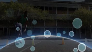 Dış sahada 6G teknolojili animasyon eşliğinde basketbol oynamak. yenilik, bağlantı, dijital kaplama, açık hava