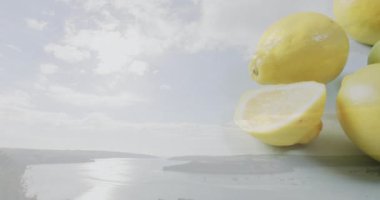 Limon ve gökyüzünün sakin kıyı manzarasında harmanlanması. Doğa, sükunet, gerçeküstü, narenciye, kompozisyon