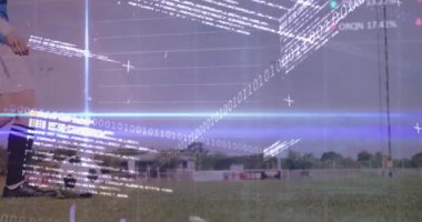 Sahada koşan, dijital animasyon ve ikili kod kaplamalı futbolcu. teknoloji, atlet, spor, veri, yenilik, sanal