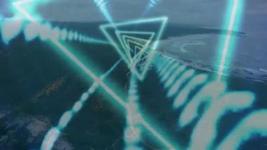 Geometrik üçgen animasyonu, kıyı şeridi ve okyanusun havadan görünüşü üzerinde. Soyut, dijital, geometri, manzara, doğa, teknoloji