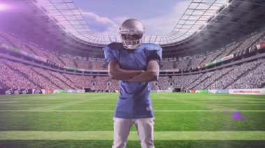 Stadyum sahasını işaret eden, mavi formalı Amerikan futbolcu iş başında. Spor, rekabet, atlet, takım çalışması, üniforma, strateji