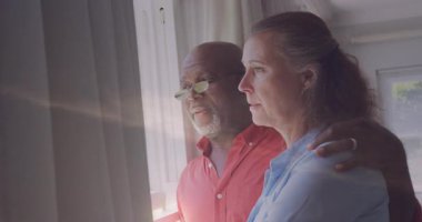 Çift pencereden dışarı bakıyor, sakin bir gökyüzü, animasyon etkisi yaratıyor. Romantik, rüya manzarası, sükunet, sanatsal, sükunet