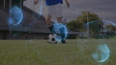 Dijital küre ve veri animasyonu ile sahada futbol oyuncusu. Futbol, spor, teknoloji, yenilik, fütüristik, atlet