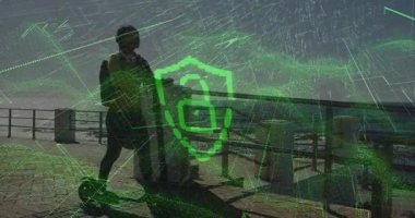 Yeşil dijital güvenlik kalkanı animasyonu rıhtım korkuluklarının yanında duran kişinin üzerinde. Siber güvenlik, koruma, teknoloji, güvenlik, şifreleme, veri güvenliği