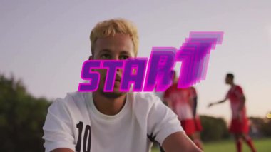 Sahada oturan spor formalı adam START metninin animasyonuyla. atlet, yarışma, oyun, kararlılık, motivasyon, fitness