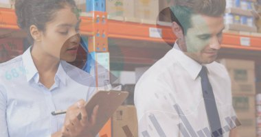 Depoda panoya yazı yazan insanların veri işleme görüntüsü. küresel sevkiyat, dağıtım ve bağlantılar konsepti dijital olarak oluşturuldu.