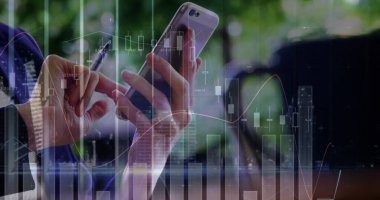 Akıllı telefon kullanan adamın istatistik ve veri işleme görüntüsü. küresel iş, dijital arayüz ve teknoloji konsepti dijital olarak oluşturulmuş görüntü.