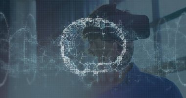 İnsan beyninin vr kulaklık takan bir iş adamı üzerinde döndüğü ve veri işlediği görüntüler. ticari, bilim, bağlantı, teknoloji ve dijital arayüz kavramı dijital olarak oluşturulmuş görüntü.