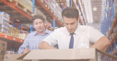 Depoda çalışanların veri işleme görüntüsü. küresel sevkiyat, dağıtım ve bağlantılar konsepti dijital olarak oluşturuldu.