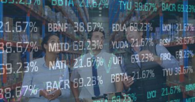 Depoda çalışan kadın ve erkeklerin mali veri işleme görüntüsü. küresel gönderim ve bağlantılar konsepti dijital olarak oluşturulmuş görüntü.