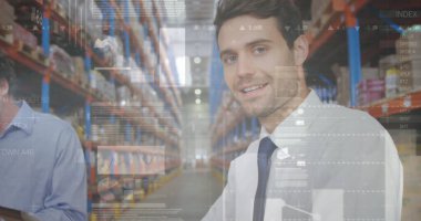 Depoda çalışanların veri işleme görüntüsü. küresel sevkiyat, dağıtım ve bağlantılar konsepti dijital olarak oluşturuldu.