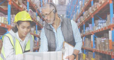 Depoda çalışanların veri işleme görüntüsü. küresel sevkiyat, dağıtım ve bağlantılar konsepti dijital olarak oluşturuldu.