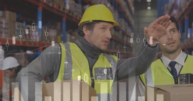 Depoda çalışanların veri işleme görüntüsü. küresel sevkiyat, dağıtım ve bağlantılar konsepti dijital olarak oluşturuldu.