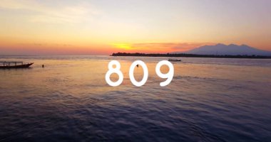 Sayının dijital görüntüsü kalın beyaz metinlerle deniz kenarında manzaralı bir günbatımında. Bileşim teknolojiyi doğayla harmanlıyor, dijital bağlantıyı sembolize ediyor.