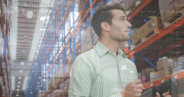 Depoda çalışan adamın veri işleme görüntüsü. küresel sevkiyat, dağıtım ve bağlantılar konsepti dijital olarak oluşturuldu.