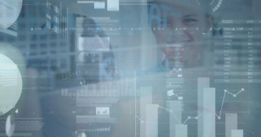 Ofisteki iş adamları üzerinde finansal veri işleme resmi. küresel iş, finans, veri işleme ve dijital olarak oluşturulmuş görüntü konsepti.