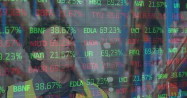 Depoda çalışan bir adamın mali veri işleme görüntüsü. küresel gönderim ve bağlantılar konsepti dijital olarak oluşturulmuş görüntü.