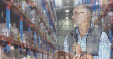 Depoda çalışanların veri işleme görüntüsü. küresel sevkiyat, dağıtım ve bağlantılar konsepti dijital olarak oluşturuldu.