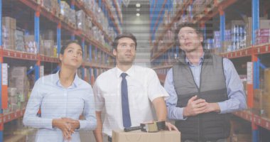 Depoda çalışanların veri işleme görüntüsü. küresel sevkiyat, dağıtım ve bağlantılar konsepti dijital olarak oluşturuldu.