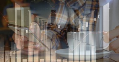 Akıllı telefon kullanan adamın istatistik ve veri işleme görüntüsü. küresel iş, veri işleme ve teknoloji konsepti dijital olarak oluşturulmuş görüntü.