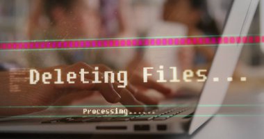 Ofisteki iş kadınının veri işleme görüntüsü. iletişim teknolojisi, veri paylaşımı ve dijital arayüz konsepti dijital olarak oluşturulmuş görüntü.