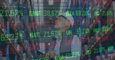 Depoda çalışan bir adamın mali veri işleme görüntüsü. küresel gönderim ve bağlantılar konsepti dijital olarak oluşturulmuş görüntü.