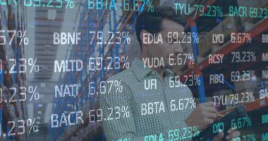 Depoda çalışan bir adamın mali veri işleme görüntüsü. küresel gönderim ve bağlantılar konsepti dijital olarak oluşturulmuş görüntü.