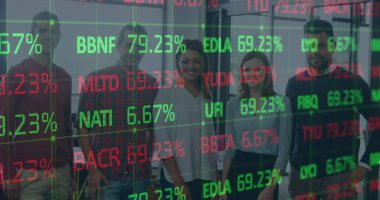 Ofisteki iş adamları üzerinde finansal veri işleme resmi. küresel iş, finans, veri işleme ve dijital olarak oluşturulmuş görüntü konsepti.