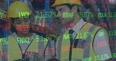 Depoda çalışan kadın ve erkeğin mali veri işleme görüntüsü. küresel gönderim ve bağlantılar konsepti dijital olarak oluşturulmuş görüntü.