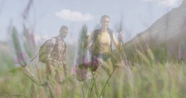 Mutlu bir Afrikalı Amerikalı çiftin güneşin altında doğa yürüyüşü görüntüsü. Doğa, tatil ve yaz dijital olarak üretilen görüntü.