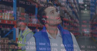 Depoda çalışan bir adamın mali veri işleme görüntüsü. küresel gönderim ve bağlantılar konsepti dijital olarak oluşturulmuş görüntü.