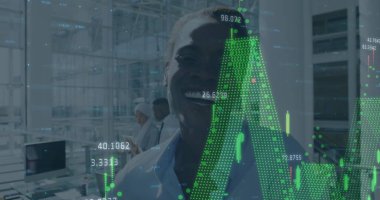 Ofiste gülümseyen bir iş kadınının mali veri işleme görüntüsü. küresel iş, finans, veri işleme ve dijital olarak oluşturulmuş görüntü konsepti.