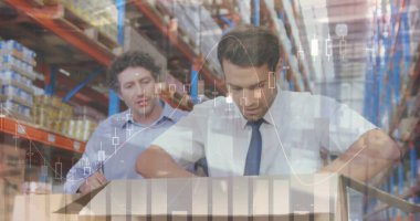 Depoda çalışanların veri işleme görüntüsü. küresel sevkiyat, dağıtım ve bağlantılar konsepti dijital olarak oluşturuldu.