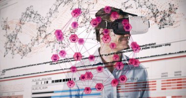 VR kulaklık takan bir adam üzerindeki bağlantı ağının görüntüsü. küresel iş, dijital arayüz, teknoloji ve ağ konsepti dijital olarak oluşturulmuş görüntü.