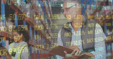 Depoda çalışan insanların borsa görüntüsü. küresel sevkiyat, dağıtım ve bağlantılar konsepti dijital olarak oluşturuldu.