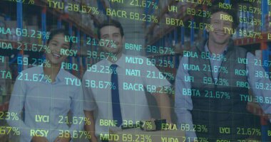 Depoda çalışan kadın ve erkeklerin mali veri işleme görüntüsü. küresel gönderim ve bağlantılar konsepti dijital olarak oluşturulmuş görüntü.