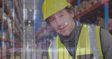 Depoda çalışan adamın veri işleme görüntüsü. küresel sevkiyat, dağıtım ve bağlantılar konsepti dijital olarak oluşturuldu.