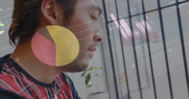Akıllı telefon kullanan adamın istatistik ve veri işleme görüntüsü. küresel iş, dijital arayüz ve teknoloji konsepti dijital olarak oluşturulmuş görüntü.