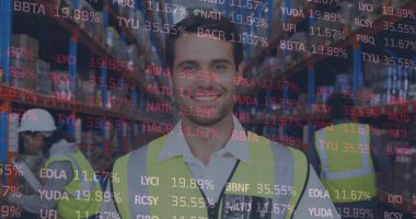 Depoda çalışan bir adamın mali veri işleme görüntüsü. küresel gönderim ve bağlantılar konsepti dijital olarak oluşturulmuş görüntü.