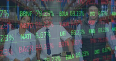 Depoda çalışan kadın ve erkeklerin mali veri işleme görüntüsü. küresel gönderim ve bağlantılar konsepti dijital olarak oluşturulmuş görüntü.