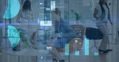 Ofisteki iş adamları üzerinde finansal veri işleme resmi. küresel iş, finans, veri işleme ve dijital olarak oluşturulmuş görüntü konsepti.