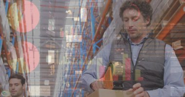 Depoda çalışanların veri işleme görüntüsü. küresel sevkiyat, dağıtım ve bağlantılar konsepti dijital olarak oluşturuldu.