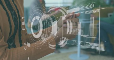 Ofiste el dezenfektanı kullanan kadının orta kesimine karşı veri işleme ile dijital arayüz. küresel iş ve teknoloji kavramı