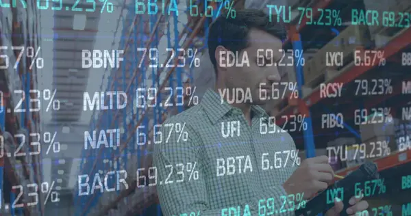 Depoda çalışan bir adamın mali veri işleme görüntüsü. küresel gönderim ve bağlantılar konsepti dijital olarak oluşturulmuş görüntü.