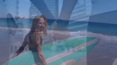 Dalgalarda sörf yapmak, soyut desenler ve plaj manzarası ile animasyon örtüşen sörfçü. Sörf, okyanus, dalgalar, macera, yaz, spor