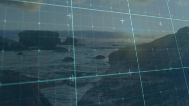 Arka planda okyanus manzarası ile kayalık kıyı şeridini kaplayan dijital şebeke. Teknoloji, doğa, kıyı şeridi, gelecekçi, yenilik, deniz manzarası