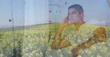 Hastane odasında oturmuş, sarı alan manzarasının animasyonunu izleyen bir adam. Sağlık, iyileşme, rahatlama, sükunet, televizyon, eğlence