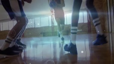 Basketbol, okulun spor salonunda canlandırma efektleriyle çemberden geçiyor. Spor, rekabet, spor salonu, skor, enerji