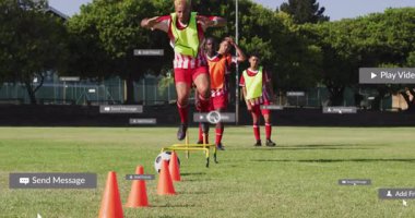 Çimenli alanda antrenman, dijital uyarıları ve animasyonu olan futbol oyuncuları. Spor, fitness, yarışma, takım çalışması, teknoloji, sporcular